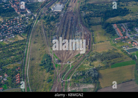 Luftaufnahme am Bahnhof in der kleinen Stadt Stockfoto