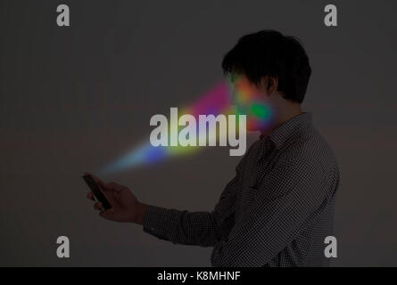 Smart Phone Technology Konzept, man verwendet die Technologie zur Gesichtserkennung Erkennung des Telefons durch mit tiefen Scan und bunten col Infrarot freischalten Stockfoto