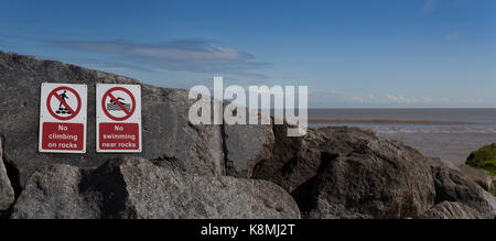 Warnzeichen feste Meer Abwehr in Southwold Beach, Suffolk, England Stockfoto