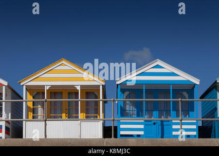 Zwei Umkleidekabinen am Strand eine gelbe, blaue auf southwold Meer, Suffolk, England Stockfoto