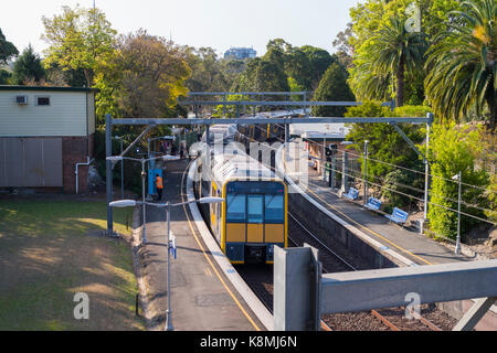 Wollstonecraft Zug am Bahnhof, an der Nördlichen T1-Leitung, Sydney Stockfoto