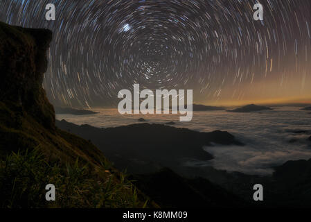 Rotierende Sterne am Himmel von Phu Chi Fa in Chiang Rai, Thailand. Stockfoto