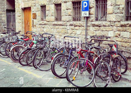 Gruppe von Fahrrädern in der Stadt Fahrrad Parken im Freien geparkt. Europa. Italien, Florenz Stockfoto