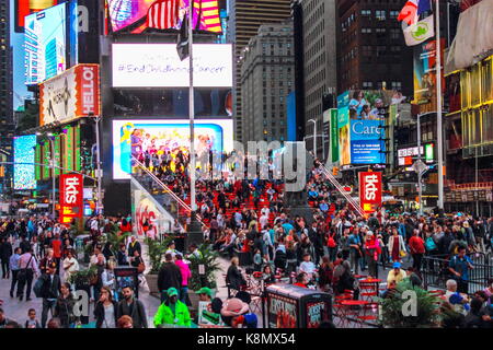 New York, USA - September 2016: Blick auf den belebten Times Square einschließlich der ikonischen Rubinrot Treppen TKTS Glas Amphitheater. Stockfoto