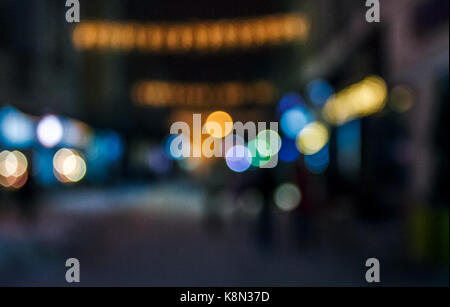 Menschen, die auf der alten europäischen Stadt Winternacht Straße unscharf gestellt unscharfes abstrakte Bild Stockfoto