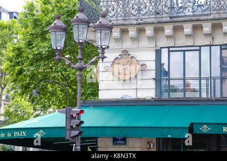 Paris, Frankreich: Music academy Opera Garnier und Cafe de la Paix, die von typischen Haussmann Apartments im Central District von Paris umgeben Stockfoto