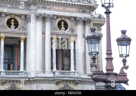 Paris, Frankreich: Music academy Opera Garnier und Cafe de la Paix, die von typischen Haussmann Apartments im Central District von Paris umgeben Stockfoto