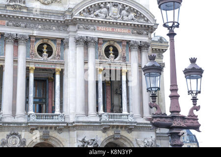 Paris, Frankreich: Music academy Opera Garnier und Cafe de la Paix, die von typischen Haussmann Apartments im Central District von Paris umgeben Stockfoto