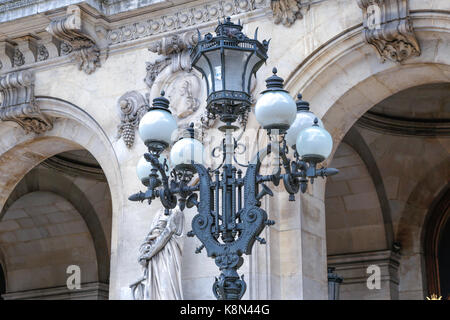 Paris, Frankreich: Music academy Opera Garnier und Cafe de la Paix, die von typischen Haussmann Apartments im Central District von Paris umgeben Stockfoto