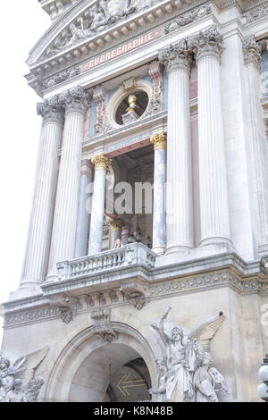 Paris, Frankreich: Music academy Opera Garnier und Cafe de la Paix, die von typischen Haussmann Apartments im Central District von Paris umgeben Stockfoto