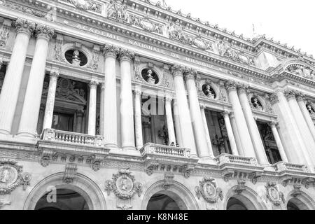 Paris, Frankreich: Music academy Opera Garnier und Cafe de la Paix, die von typischen Haussmann Apartments im Central District von Paris umgeben Stockfoto