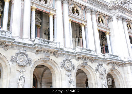 Paris, Frankreich: Music academy Opera Garnier und Cafe de la Paix, die von typischen Haussmann Apartments im Central District von Paris umgeben Stockfoto