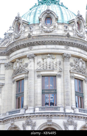 Paris, Frankreich: Music academy Opera Garnier und Cafe de la Paix, die von typischen Haussmann Apartments im Central District von Paris umgeben Stockfoto