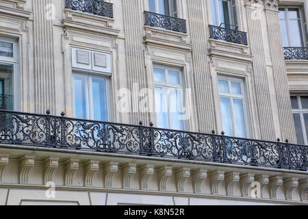 Paris, Frankreich: Music academy Opera Garnier und Cafe de la Paix, die von typischen Haussmann Apartments im Central District von Paris umgeben Stockfoto