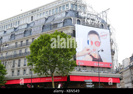 Paris, Frankreich: Music academy Opera Garnier und Cafe de la Paix, die von typischen Haussmann Apartments im Central District von Paris umgeben Stockfoto