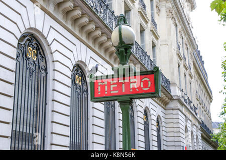 Paris, Frankreich: Music academy Opera Garnier und Cafe de la Paix, die von typischen Haussmann Apartments im Central District von Paris umgeben Stockfoto