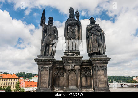 Statuen von Heiligen Norbert, Wenzel und Sigismund, Karlsbrücke, Prag Stockfoto