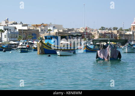 Traditionelle bunte Luzzu Boote im Hafen von Marsaxlokk, Malta Stockfoto