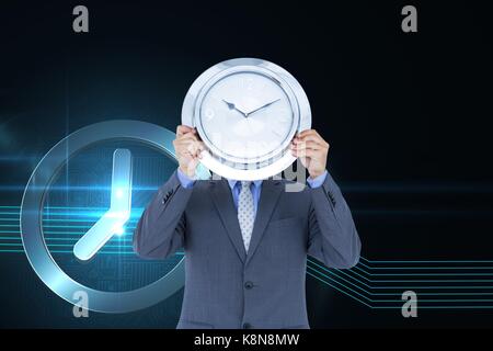 Digital composite Business Mann hält eine Uhr gegen Hintergrund mit Uhr Stockfoto