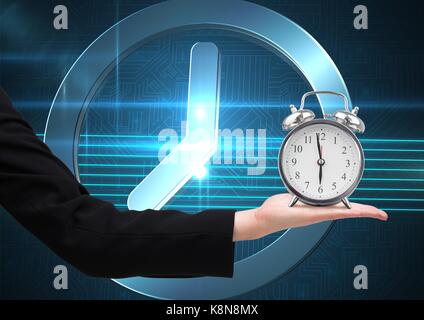 Digital composite Business woman holding eine Uhr gegen Hintergrund mit Uhr Stockfoto