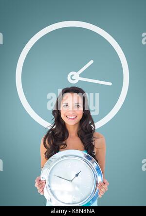 Digital composite der glücklichen Frau mit einer Uhr gegen Hintergrund mit Uhr Stockfoto
