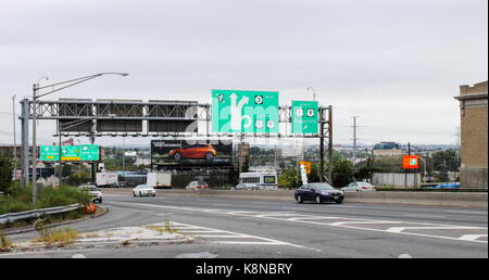 New Jersey, USA - 29. September 2016: Straßenbeschilderung und Verkehr entlang der Route 495 und 30th Street in Nord Bergen. Stockfoto