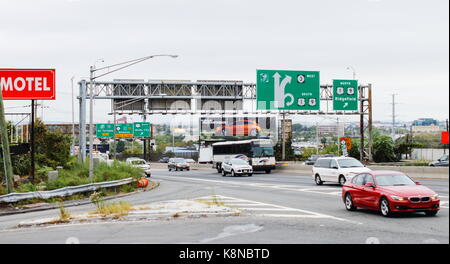 New Jersey, USA - 29. September 2016: Straßenbeschilderung und Verkehr entlang der Route 495 und 30th Street in Nord Bergen. Stockfoto