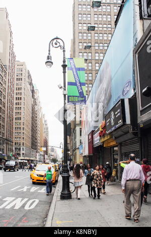 New York, USA - 29. September 2016: Verkehr und Fußgänger auf der 8th Avenue in Manhattan. Stockfoto