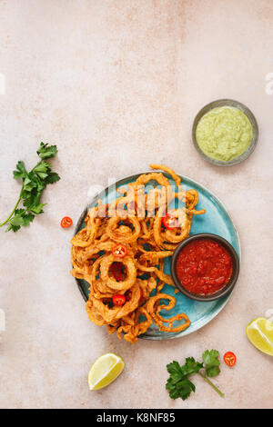 Zwiebel und Chili bhajis serviert mit indischen roten Chili, Knoblauch und Minze dip. Ansicht von oben, leeren Raum Stockfoto