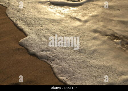 Nahaufnahme von surf Abwasch am Strand Stockfoto