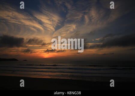 Sonnenuntergang auf den Fistral Beach mit einem dramatischen Himmel Stockfoto