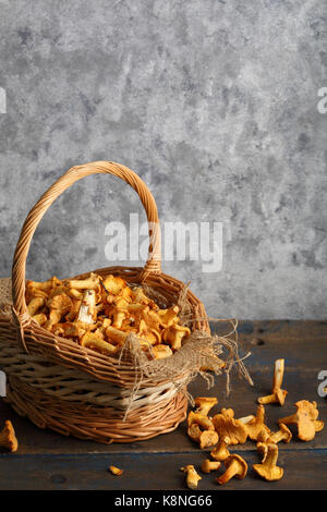 Pfifferlinge in Weidenkorb, Lebensmittel Nahaufnahme Stockfoto