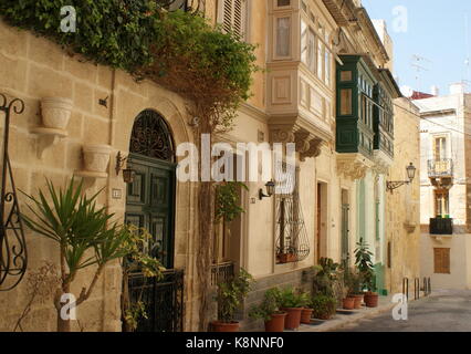 Blick auf die Straße von Wohngebäuden mit traditionellen Balkone, Portomaso, Malta Stockfoto