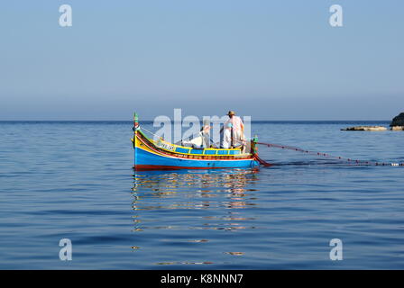 Angeln vom Boot, traditionelle bunte Luzzu Il-Hofra I-Kbira Bay, Malta Stockfoto