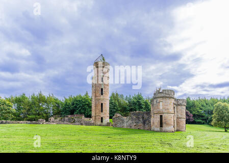 Eglinton Burgruine an einem bewölkten Tag genommen, bevor es regnete. Von Bäumen mit dem Eglinton park Irvine Schottland liegt umgeben Stockfoto