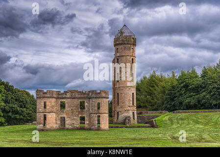 Eglinton Burgruine an einem bewölkten Tag genommen, bevor es regnete. Von Bäumen mit dem Eglinton park Irvine Schottland liegt umgeben Stockfoto