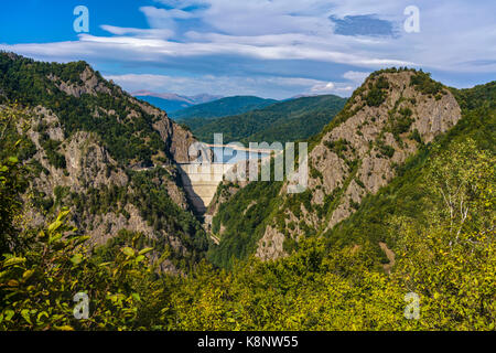 Bild mit Vidraru dam aus der Entfernung Stockfoto