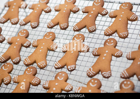 Lebkuchen Männer auf einem Draht Rack-Kühlung Stockfoto