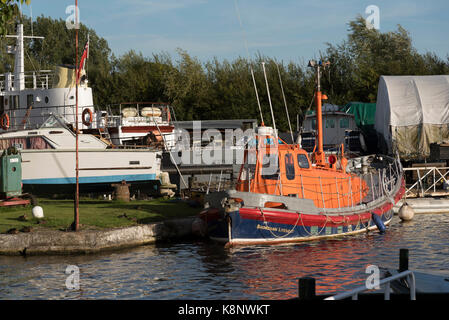 Alte Shoreham Rettungsboot neben einer Werft bei Saul Kreuzung Gloucestershire, Großbritannien Stockfoto