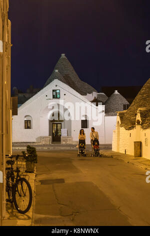 Trullo Sovrano, der größte Trulli, Piazza Sacramento, Alberobello, Apulien, Italien Stockfoto