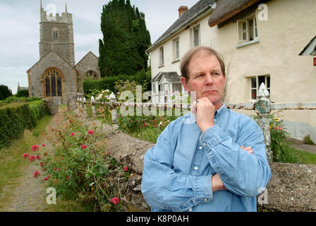 Autor, Dichter, playright Michael Morpurgo im Dorf in der Nähe von Okehampton iddesleigh, Devon. Stockfoto