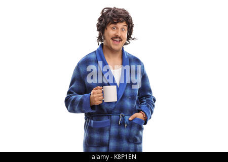 Mann in einem blauen Bademantel Holding eine Tasse auf weißem Hintergrund Stockfoto