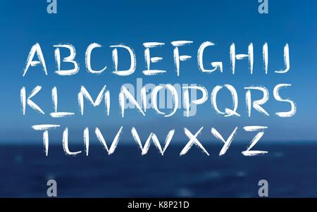 Bürste Font Bold Buchstaben auf dem Meer Hintergrund Stock Vektor