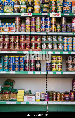 Lebensmittelgeschäft Regale. Tüten, Kartons, Flaschen und Dosen oder Konserven Produkte in den Regalen eines kleinen lokalen Shop, Nottingham, England, Großbritannien Stockfoto