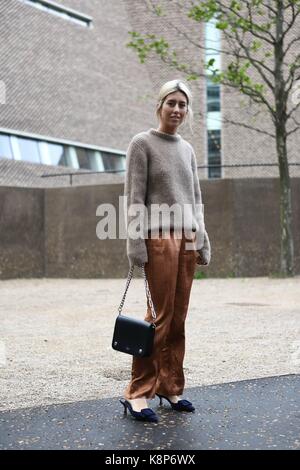 London, Grossbritannien. 18 Sep, 2017. Hannah Lewis posing außerhalb des Christopher Kane Landebahn zeigen während der London Fashion Week - Sept. 18, 2017 - Credit: Runway Manhattan/Valentina Ranieri *** Für die redaktionelle Nutzung nur*** | Verwendung weltweit/dpa/Alamy leben Nachrichten Stockfoto