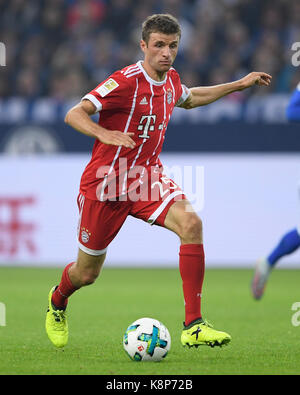 Gelsenkirchen, Deutschland. September 2017. Thomas Müller (FCB). GES/ Fussball/ 1. Bundesliga: Schalke 04 - FC Bayern München, 19.09.2017 Fußball: Bundesliga: Schalke 04 gegen FC Bayern München, Ort, 19. September 2017 Verwendung weltweit Quelle: dpa/Alamy Live News Stockfoto