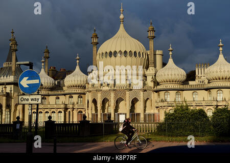 Brighton, UK. 20 Sep, 2017. UK Wetter. Der Royal Pavilion in Brighton ist heute Morgen in der Sonne gebadet, aber mit dunklen bedrohlichen Wolken hinter als Regen für den späteren Kredit Prognose ist: Simon Dack/Alamy leben Nachrichten Stockfoto