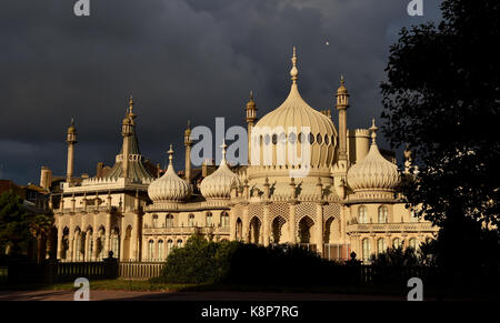 Brighton, UK. 20 Sep, 2017. UK Wetter. Der Royal Pavilion in Brighton ist heute Morgen in der Sonne gebadet, aber mit dunklen bedrohlichen Wolken hinter als Regen für den späteren Kredit Prognose ist: Simon Dack/Alamy leben Nachrichten Stockfoto