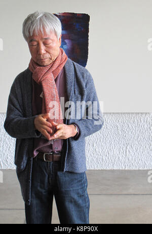 Lyon, Frankreich. 19 Sep, 2017. Koreanische Künstler Lee Ufan dargestellt vor einem Bild im Le Corbusier Priorat Sainte-Marie de La Tourette, während der Biennale in Lyon in Lyon, Frankreich, 19. September 2017. Quelle: Sabine Glaubitz/dpa/Alamy leben Nachrichten Stockfoto