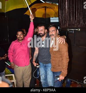 Mumbai, Indien. 19. September 2017. Bollywwod Schauspieler Sanjay Dutt und Ajay Devgan beim Finale Schießen von Farben Khatron Ke khiladi Show in MWS-Studio vorhanden, Madh Island in Mumbai am 19. Sept. 2017. Stockfoto